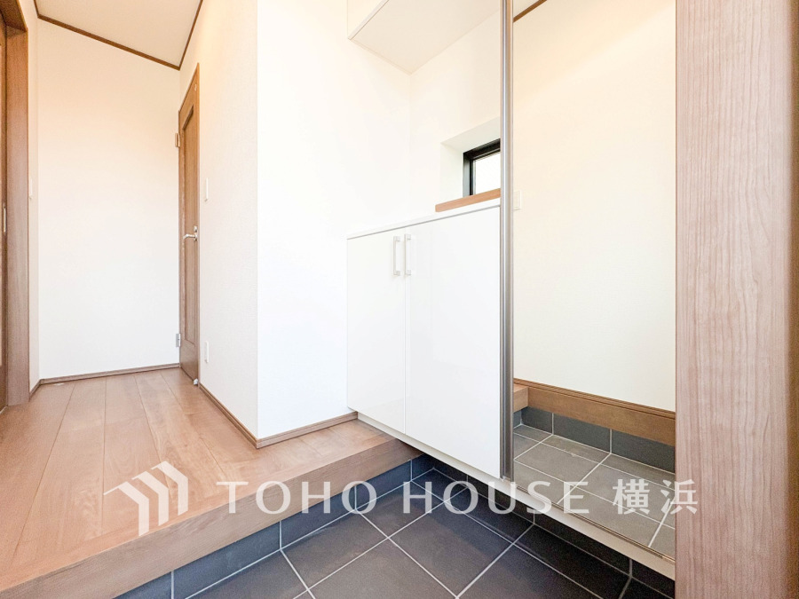 清潔感溢れる玄関がお出迎えする本邸宅の物語は、ここから始まる日常を期待させます。この場所には「希望」と「優越」で包み込んでくれる「特別」な空間があります。