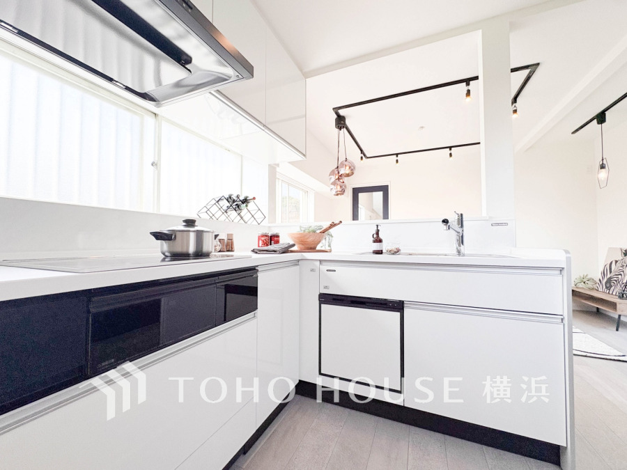 家事動線やリビングとのつながりに配慮し、食事の準備や片付けなどの家事を楽しくするキッチンスペースに仕上げました。毎日使う場所だから気持よく使えて、居心地の良い空間に。