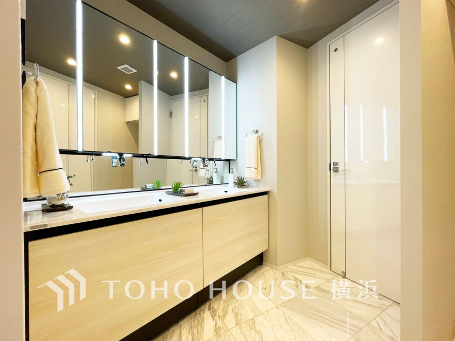 デザイン性の高さ、清潔感、色合い、使い勝手、ゆとり、様々な観点から丁寧に仕上げられたパウダールーム。健やかな毎日のため、上質な空間で一日の始まりと終わりを快適に。