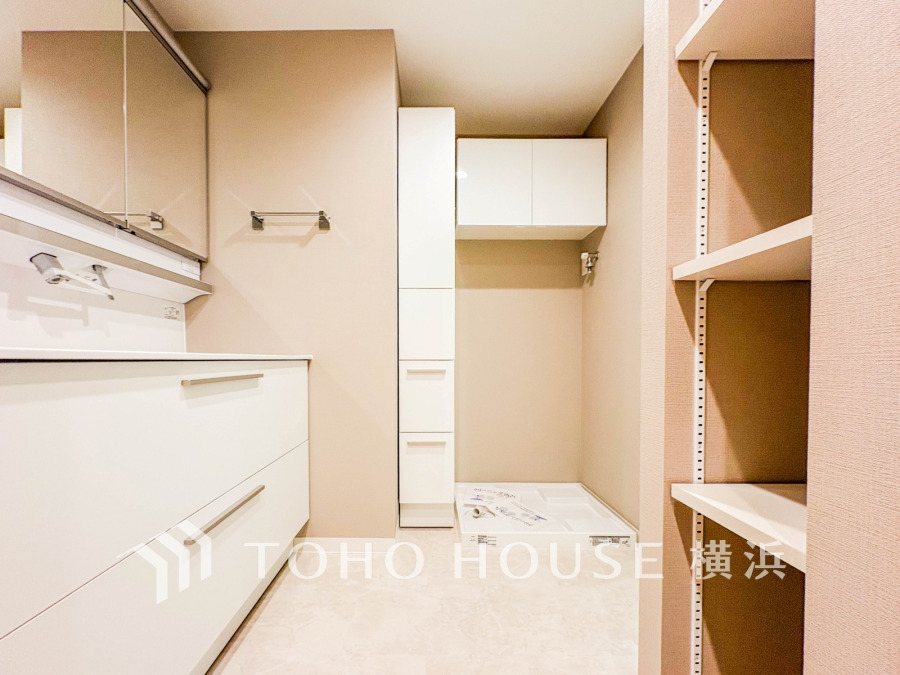 清潔感あふれる洗面スペース。収納豊富で、日用品やタオルもすっきり整理できます。使い勝手の良い設計です。