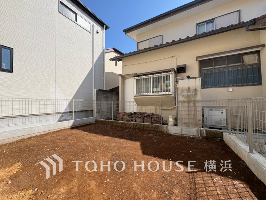 日当たり良好な南向きの庭スペース。家庭菜園やガーデニングに最適な、使いやすい広さが魅力です。