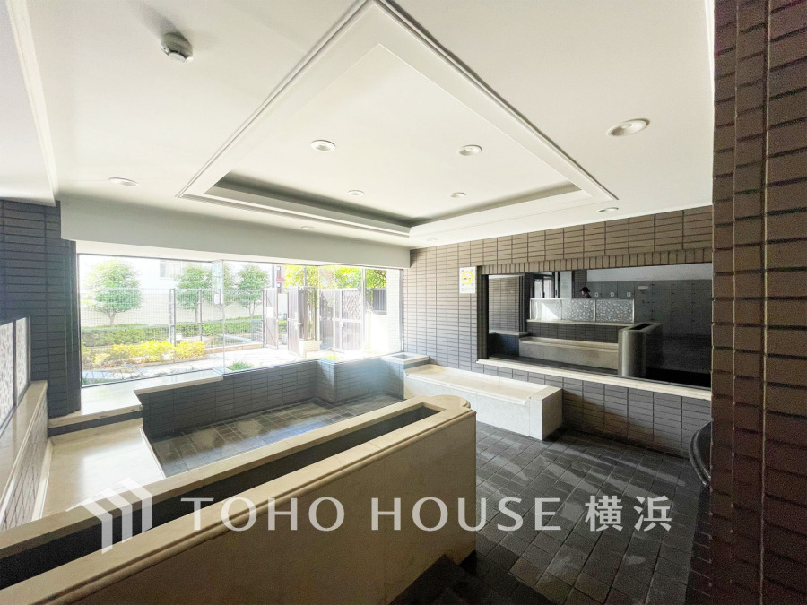 上品で清潔感があるエントランスは住人やゲストを迎え入れ、そして送り出す場にふさわしい上質な空間です。プライベート感が高まるシックな装いのエントランス。