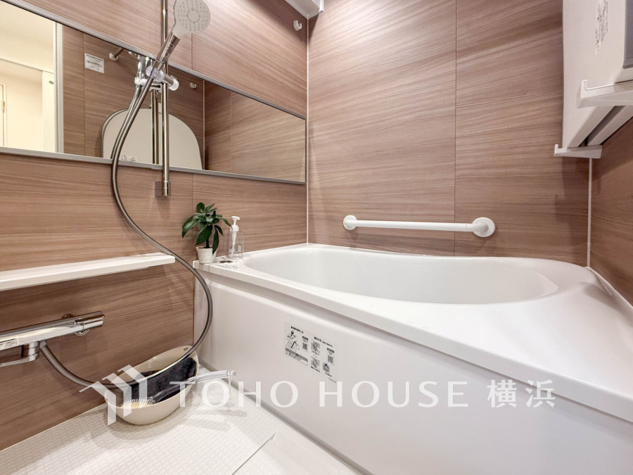 1日の疲れを癒すバスルームは、心地よいリラックスを叶える清潔感溢れる美しい空間です。心からゆったりと寛いでいただけるよう、ゆとりのスペースを確保してます。