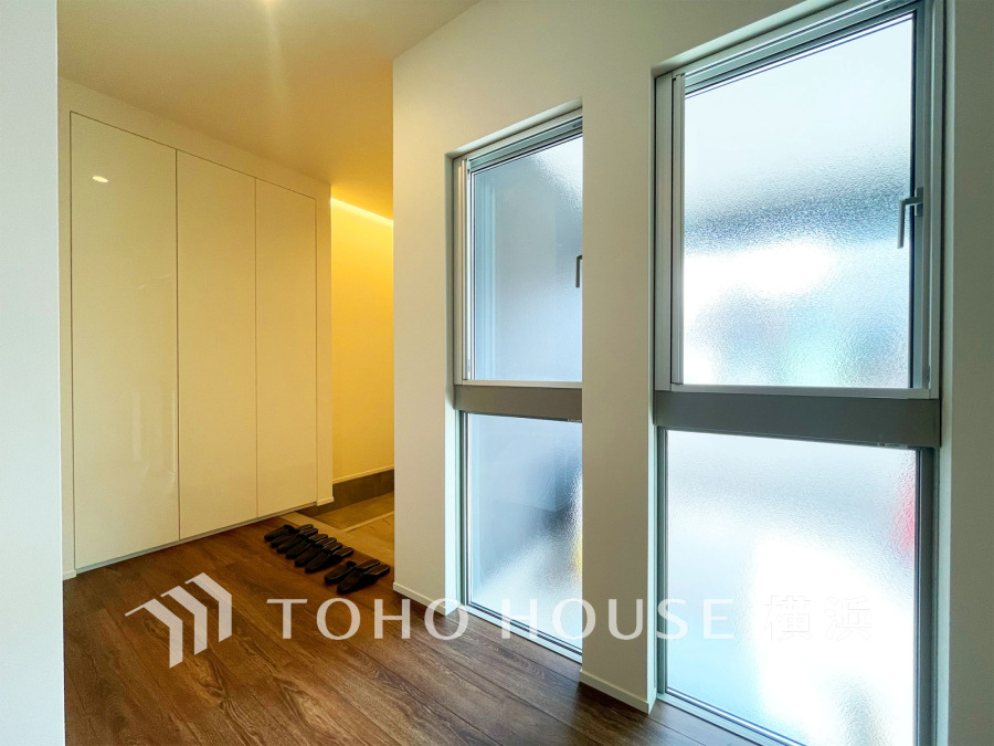 高級感と上質感のある玄関スペース。豊富な収納とゆとりを確保した明るく心地よい空間です。
