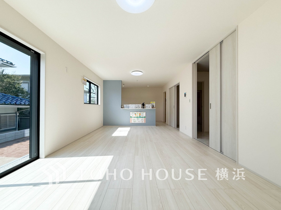 南西向きの大きな窓からたっぷりと光が入る明るいLDK。落ち着いた雰囲気に包まれた空間です。
