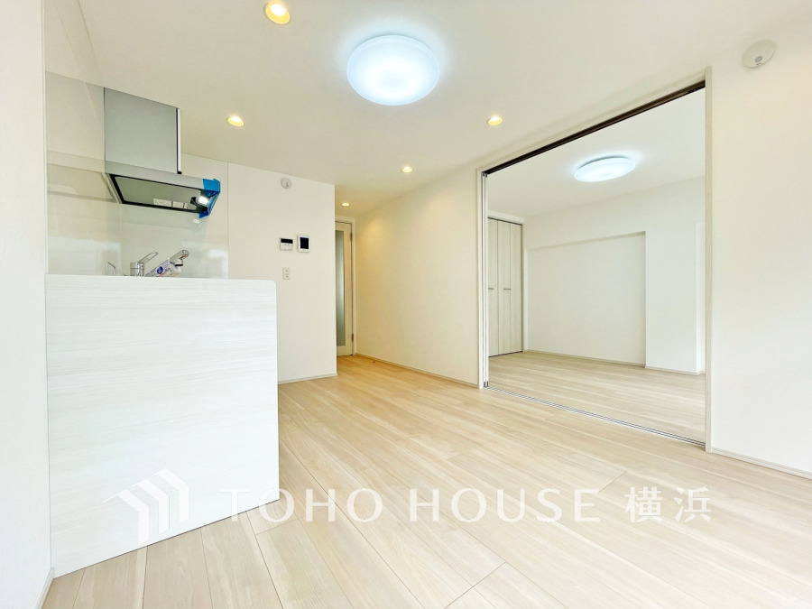 リビングに隣接した洋室の引き戸を開け放して空間を共有しながら開放的に使うこともできます。
