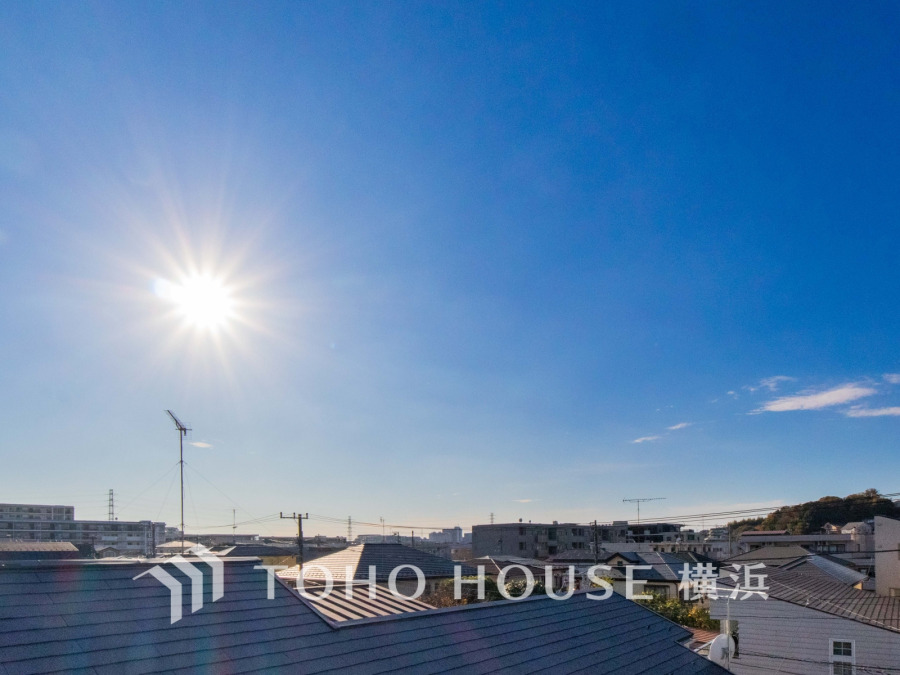 この開放感ある眺望と共に閑静な住宅街の季節感を演出する四季折々の変化を楽しめる心地よい場所となることでしょう。