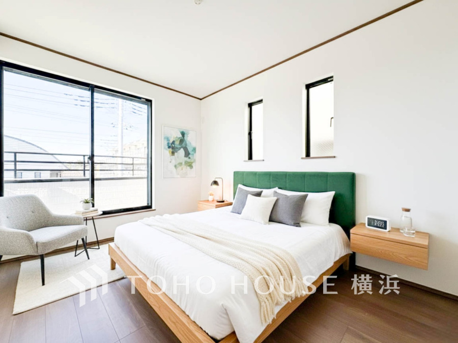 プライベートルームにはやさしい光が射し込んでいて、この明るい好みの空間で読書をしたり、音楽を聞いたりと一人の時間も充実したものにできます。（装飾品はＡＩ加工です）