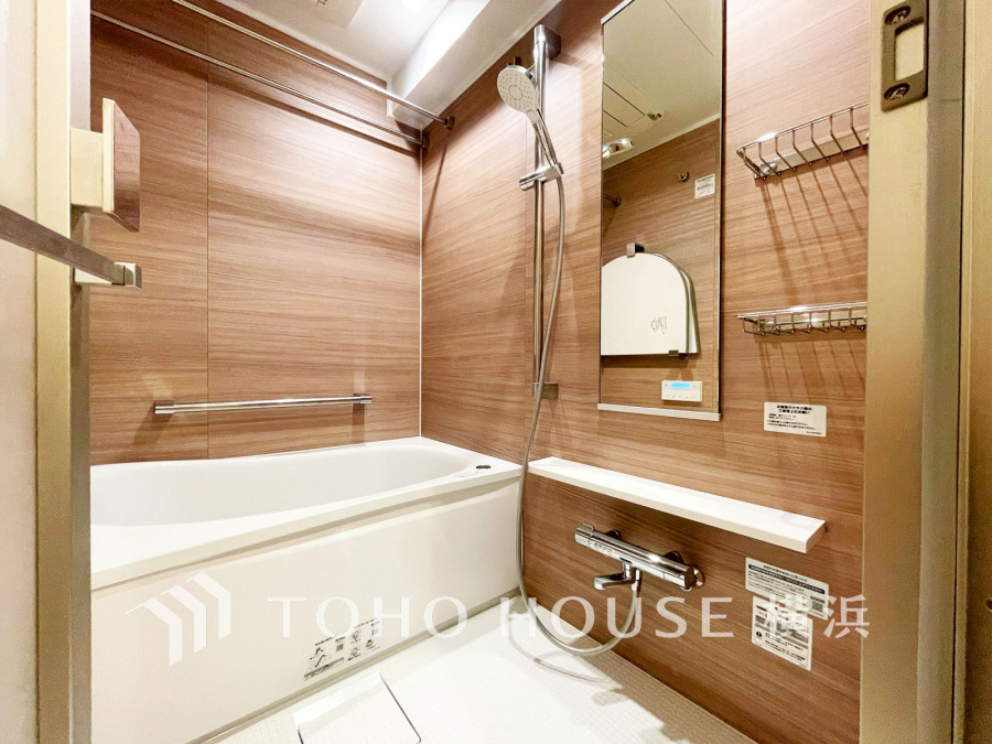 心地よいリラックスを叶える清潔感溢れる美しい空間。快適で機能的なバスルームです。
