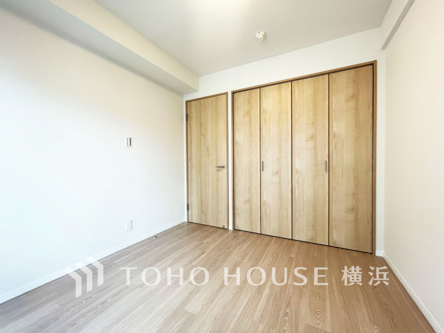 たっぷりの収納を備えた洋室。プライベートな自分時間を快適に過ごせるお部屋です。
