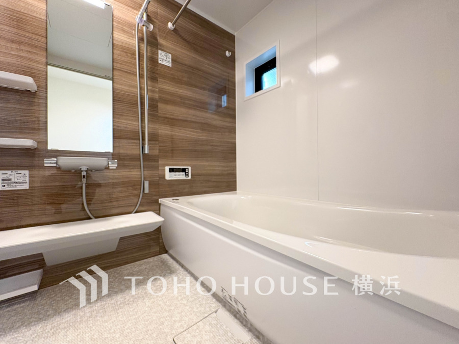 上質が感じられるカラーリングで、清潔な空間美を実現。一日の疲れが癒される優雅なバスタイムを堪能できるゆとりあるバスルームです。