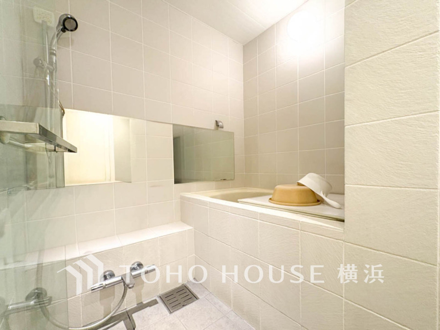 快適な使い心地とゆとりある空間が1日の疲れを解きほぐすバスルーム。空間も浴槽もゆったりのびのび使えるゆとり設計。広く感じるゆとり設計で快適なリラックスタイムを過ごせます。