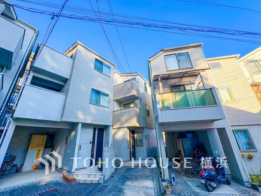 陽当たり良好な3階建て住宅。駐車スペース完備で、静かな住宅街に位置しています。快適な暮らしを実現。