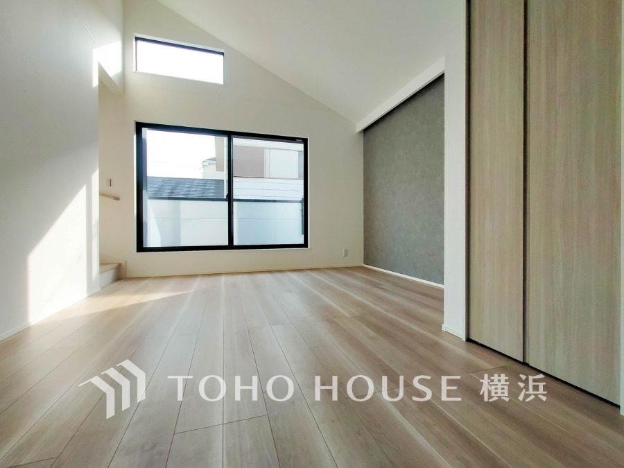 勾配天井を採用した開放的なリビング空間。16.6帖のゆとりある空間です。