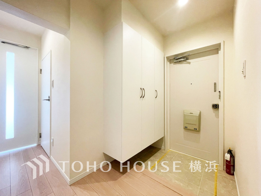 豊かなプライベートタイムへ誘うモダンテイストな玄関。デザインや素材が美しい調和を奏でている空間です。お客様をお迎えする玄関は落ち着いた雰囲気です。