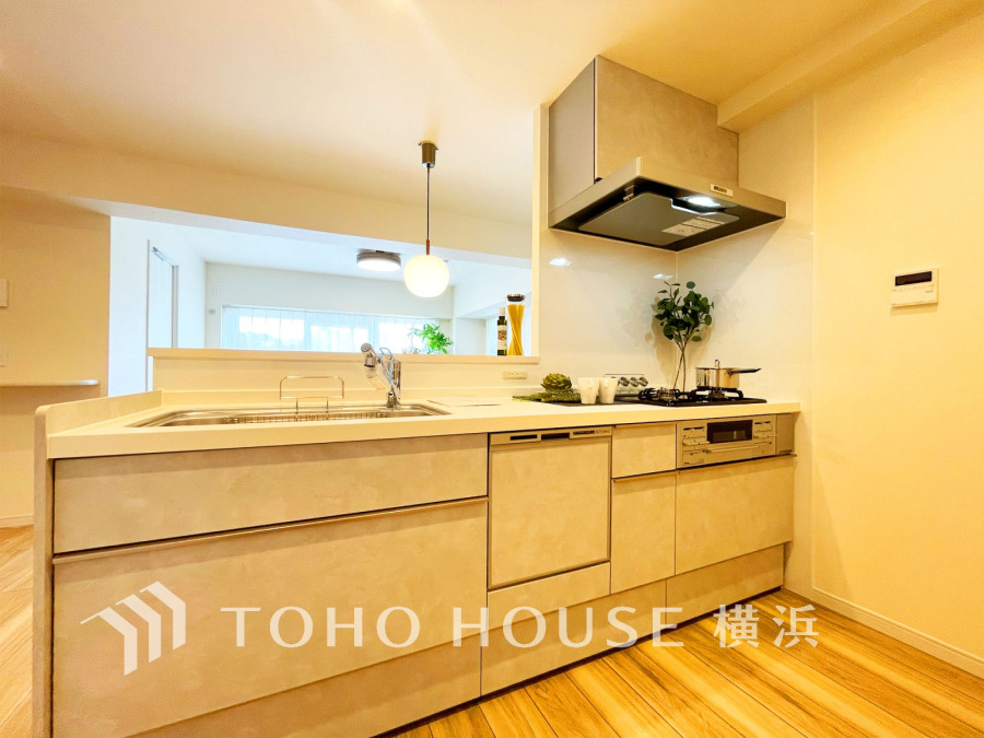 プライベートスペースを彩るインテリアとしての美と、快適な日常を支える機能性と強さがひとつになったキッチンです。開放的な対面カウンターキッチンはリビングと一体感のある空間。