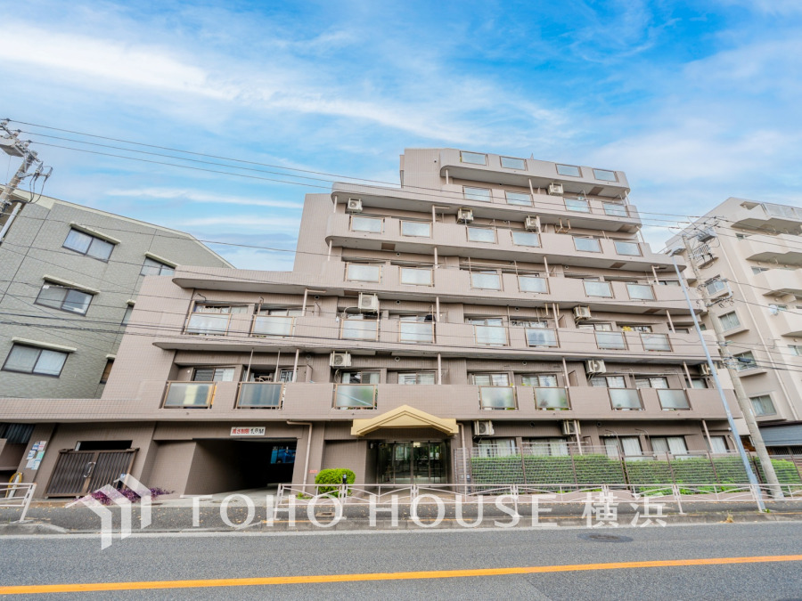 閑静な住宅街に立つ、日当たり良好な多層マンション。充実の設備と快適な生活環境が魅力です。