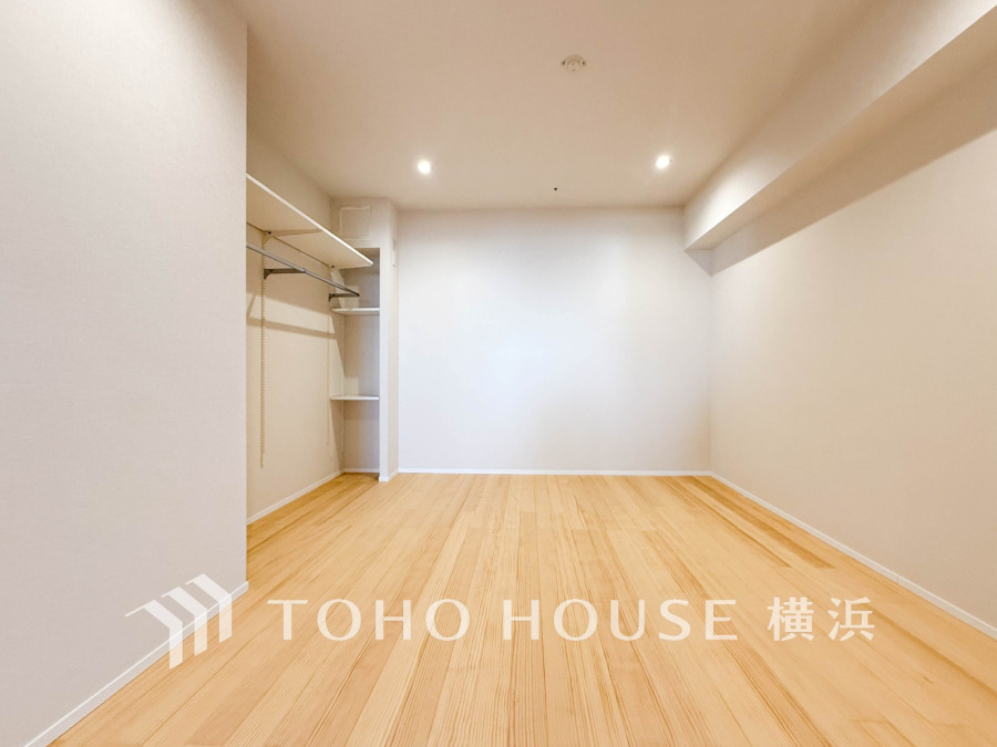 シンプルで明るい空間に、使いやすいオープンクローゼットを備えた快適な居室です。