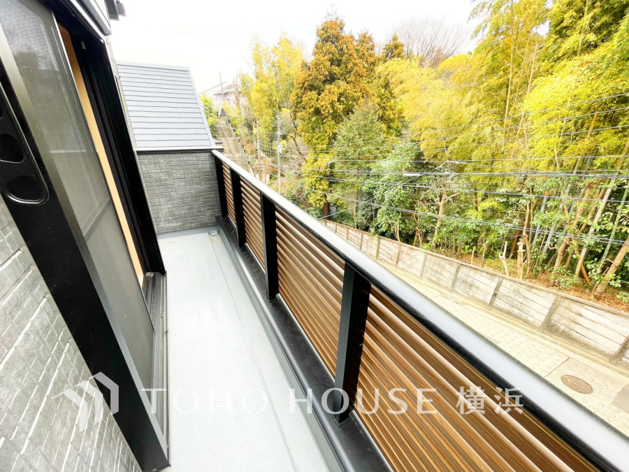 季節感を演出する多彩な樹木と豊かな彩りが重なり、四季折々の変化を楽しめる心地よい場所となることでしょう。時間の経過と共に味わいが出る素敵な空間へ。