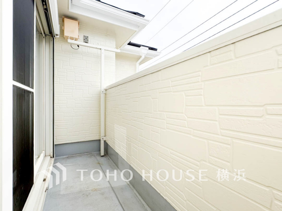 ずっと太陽を感じる事ができるのは、遮るものが視界に無いから。彼方に広がる風景が絵画のように広がります。