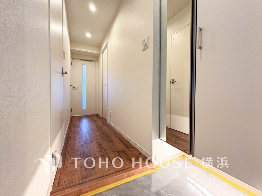 明るく清潔感のある玄関ホール。全身鏡付きのシューズクローゼットで身だしなみも整いやすい設計です。