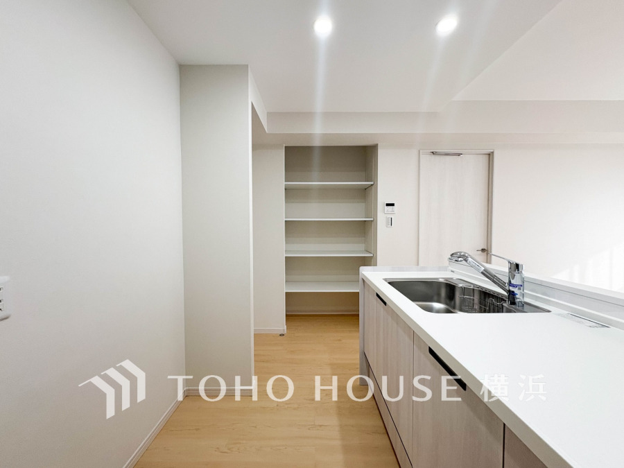 シンプルで清潔感のあるキッチンは、使いやすさと収納力を兼ね備えた機能的な空間です。