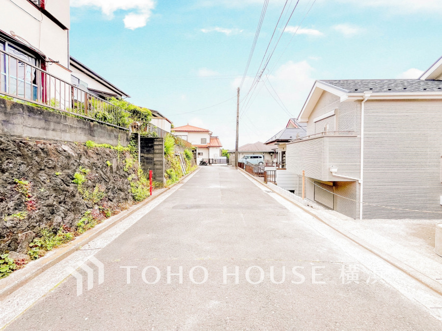 車通りの少ない閑静な住宅街に位置しております。車庫入れもゆとりある良好な環境で、子育てへの安心感と家族で遊べる自然が身近な嬉しい立地