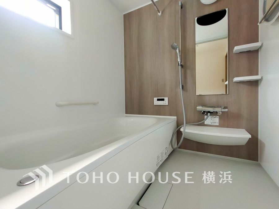 上質が感じられる質感とカラーリングで、清潔な空間美を実現。一日の疲れが癒される優雅なバスタイムを堪能できるゆとりあるバスルームです。