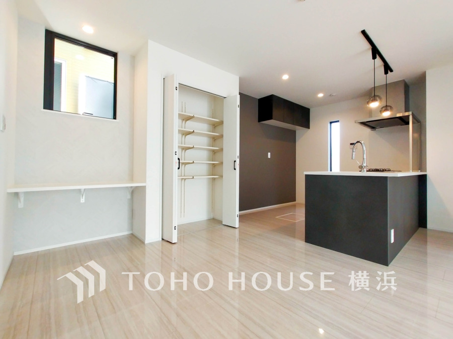 LDKの一角には便利な収納とカウンターを設置しました。