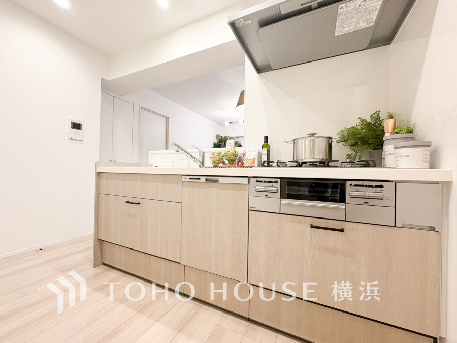 プライベートスペースを彩るインテリアとしての美と、快適な日常を支える機能性と強さがひとつになったキッチンです。開放的な対面カウンターキッチンはリビングと一体感のある空間。