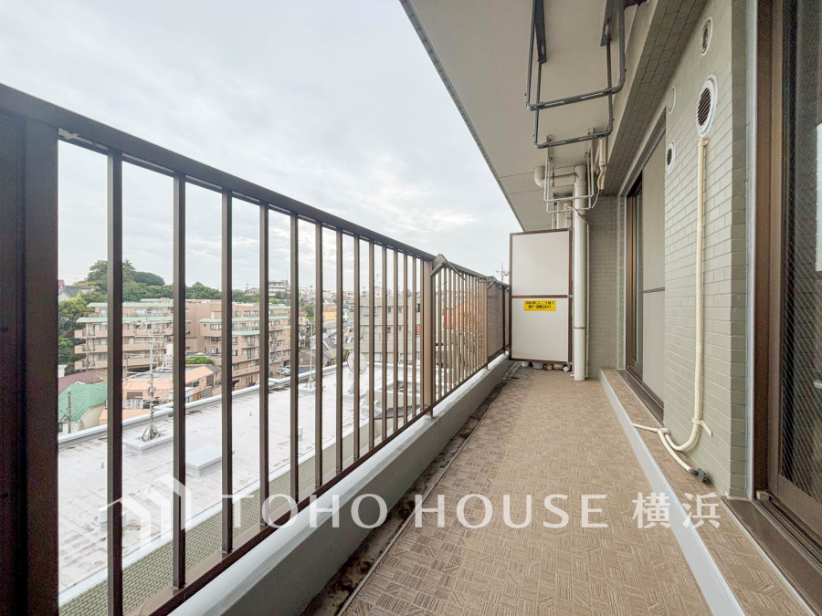 広いバルコニーは、暮らしの中での光と風を演出してくれています。見事なまでの開放的な空間をお楽しみください。