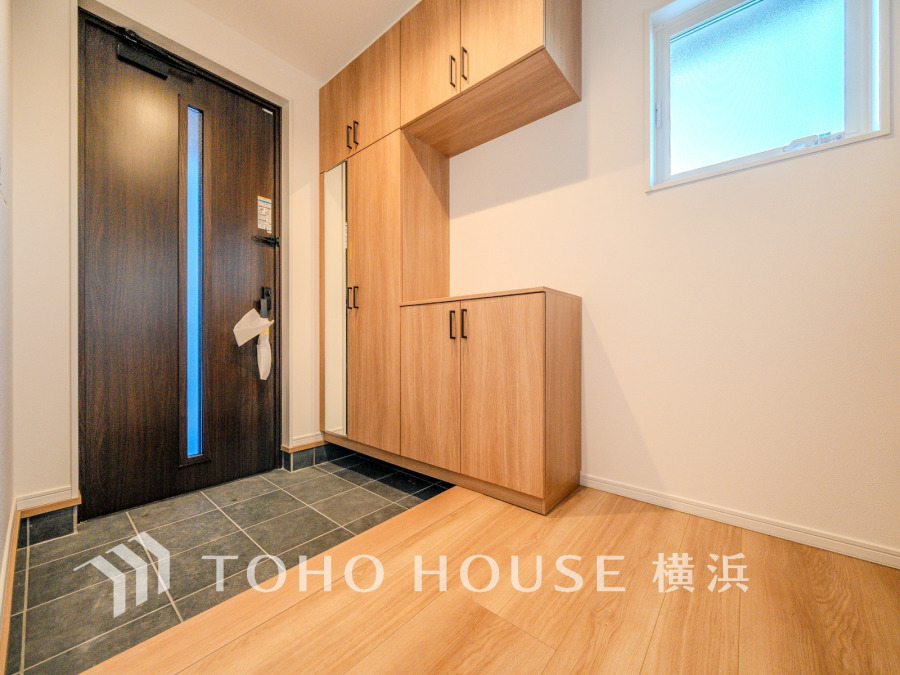 清潔感溢れる玄関がお出迎えする本邸宅の物語は、ここから始まる日常を期待させます。この場所には「希望」と「優越」で包み込んでくれる「特別」な空間があります。