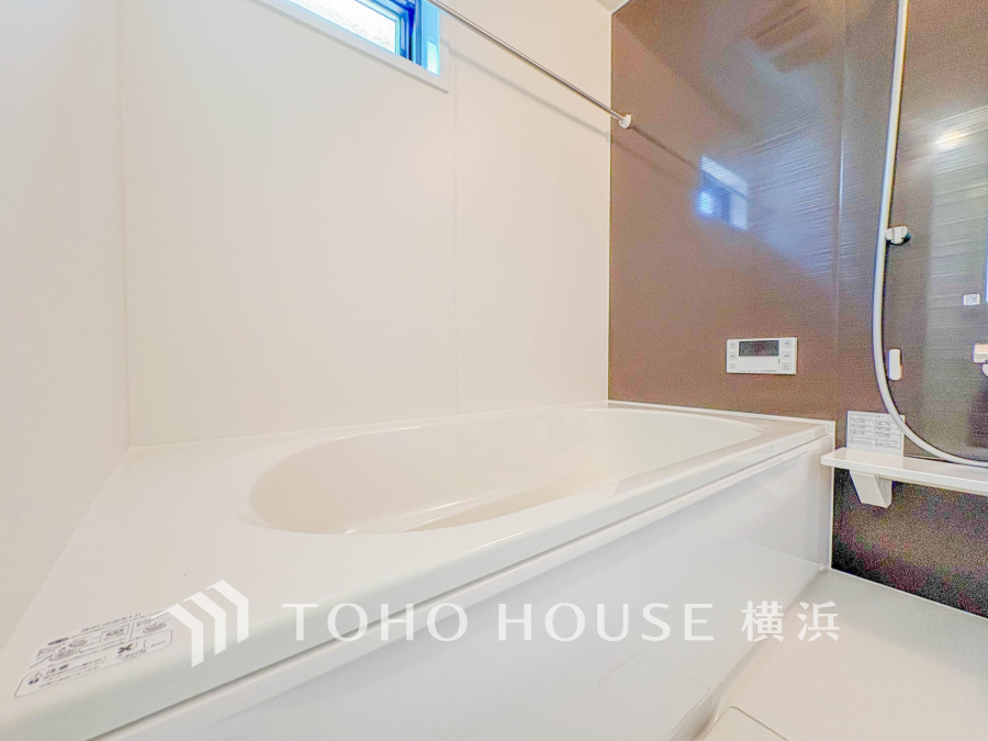 清潔感あふれるシンプルなバスルーム。ゆったり浸かれる浴槽と使いやすいシャワー設備が魅力です。