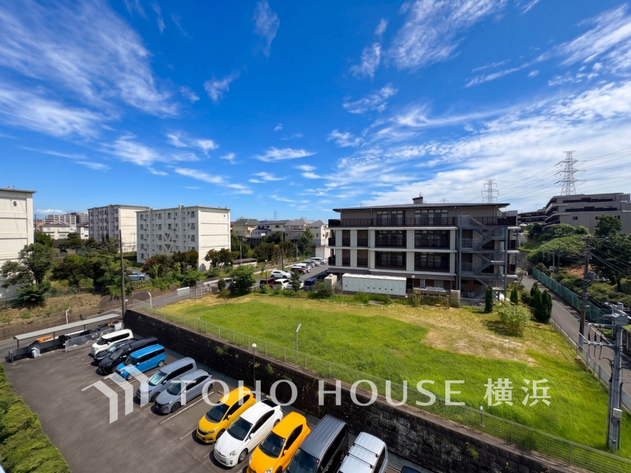 この開放感ある眺望と共に閑静な住宅街の季節感を演出する四季折々の変化を楽しめる心地よい場所となることでしょう。