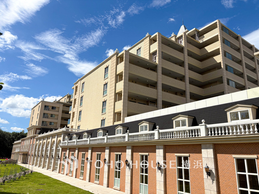 爽やかな青空の下に贅沢なほどに降り注ぐ陽光、豊かな居住性と、クオリティが見事に調和した住空間は、住まうことの喜びを感じさせてくれます。 