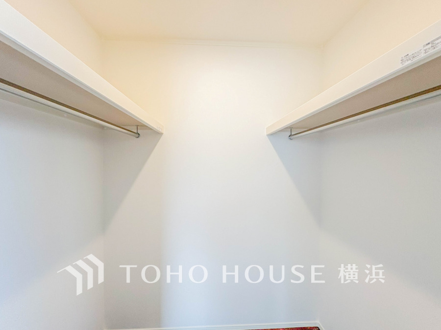 ひと目で収納物を確認できるウォークインクロゼットは、ゆとりの広さを備えた大型収納。数多くの衣類に加え、足元には引出しや衣装箱、シューズボックスなども収納することができます。