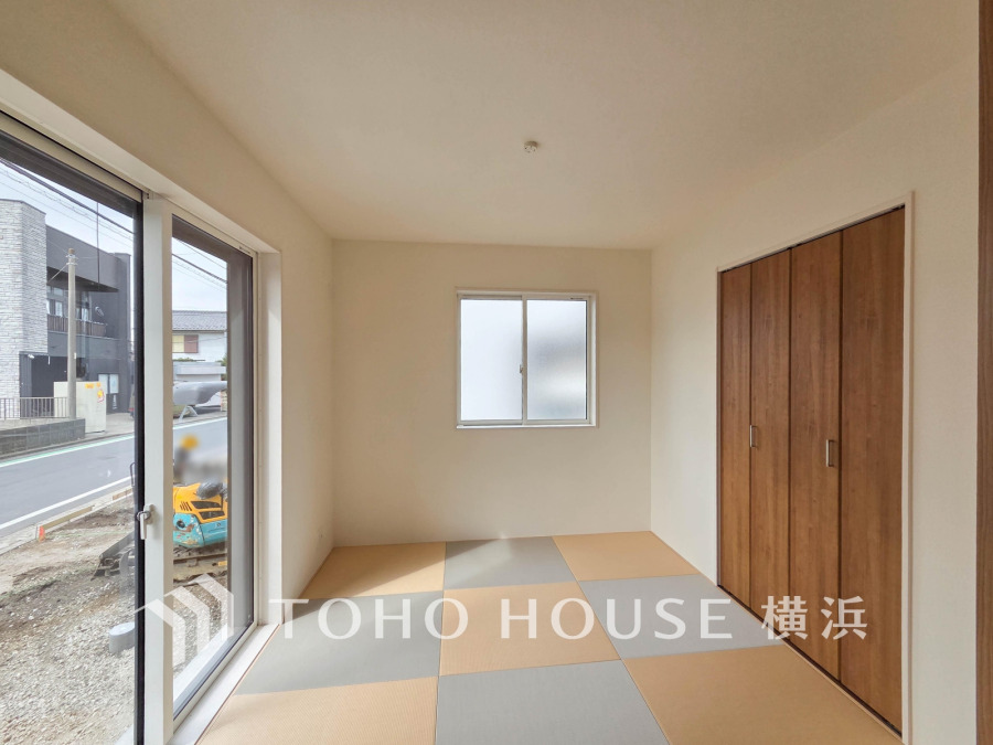 洋室とはまた違った良さがある和室。畳の香りに癒され、和の空間を感じることのできる落ち着きある一部屋です。障子からこぼれる光も優しく心穏やかになる空間です。