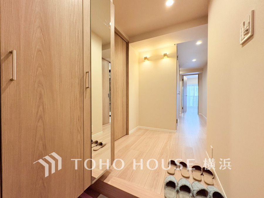 お客様をお迎えする玄関は落ち着いた雰囲気。帰り着くたびに洗練されたテイストの空間に迎えられ誇りと喜びを感じる玄関まわりです。