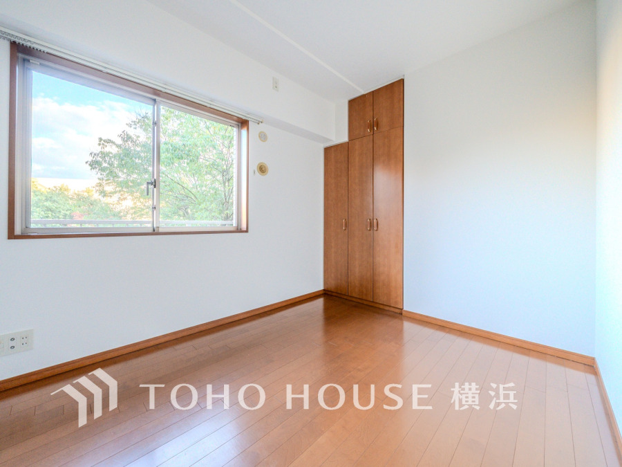 ひとりの時間をゆったり過ごしたり、静かな環境で趣味に打ち込んだり、自分時間を快適に過ごすプライベートルーム。大きな窓で彩られた空間は、心地よい風と伸びやかな眺めを愉しむ特等席に。