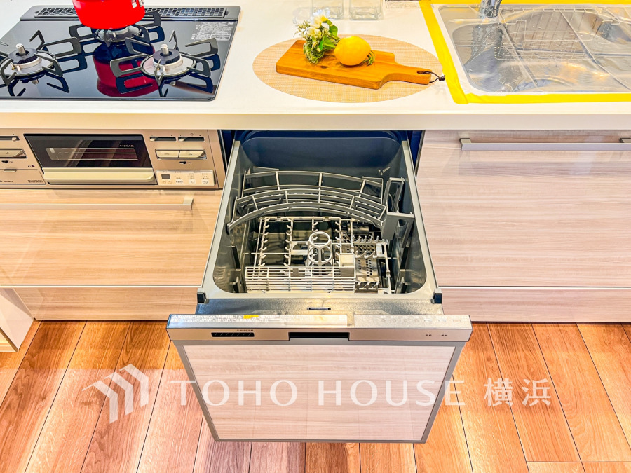 新規交換された清潔感溢れるシステムキッチンは便利な食洗機付き。