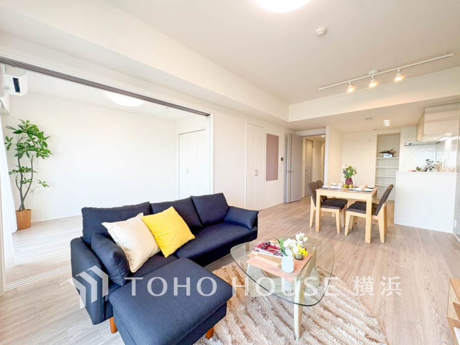 柔らかな光が広がり、デザインされた美しい内装が織り成す家族の集う場所。楽しい会話やさまざまな時が織りなすご家族の時間が丁寧に紡がれていく大切な空間。