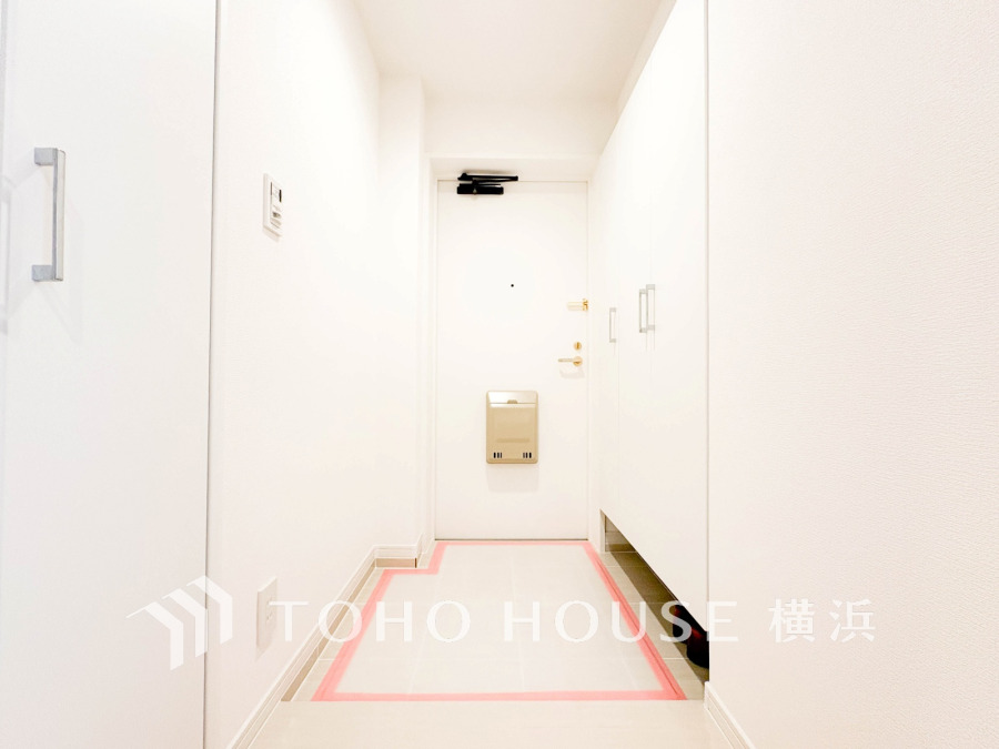 収納力の豊富なトールサイズのシューズボックスを設置した玄関スペース。
