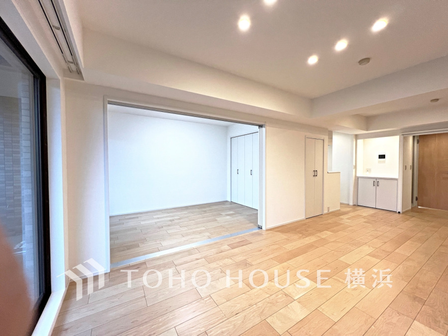 リビングに隣接した洋室の引き戸を開け放して空間を共有しながら開放的に使うこともできます。
