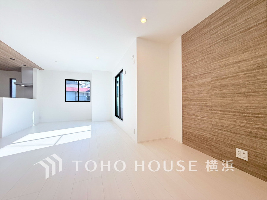 木目調アクセントウォールも魅力のLDKは、太陽の恵みを受けた明るい空間。