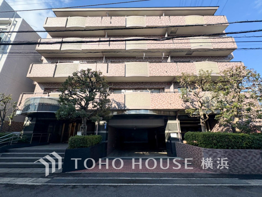 時代の流れに惑わされないシックなカラートーンで街並みに溶け込む外観。建物のクオリティーに拘った邸宅は、「落ち着き」「安らぎ」「快適」を実現してくれます。いつ来客があっても決して油断しない邸宅。