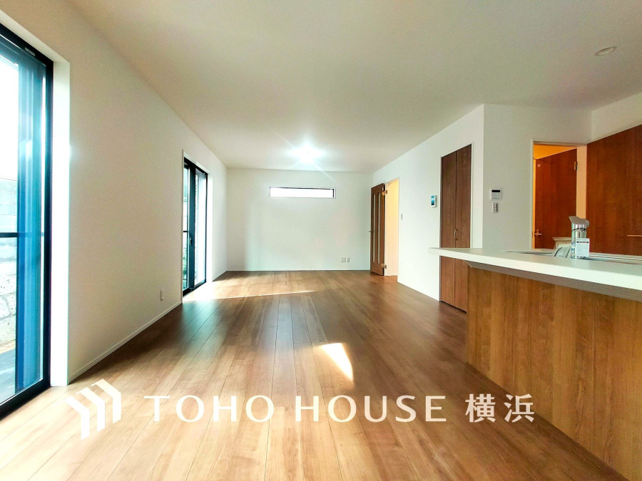 家族みんなが爽やかに健やかに過ごせるように、溢れる光をたっぷり取り込んだリビングダイニング。集いの場、憩いの場としての快適性を求めたやすらぎの空間です。