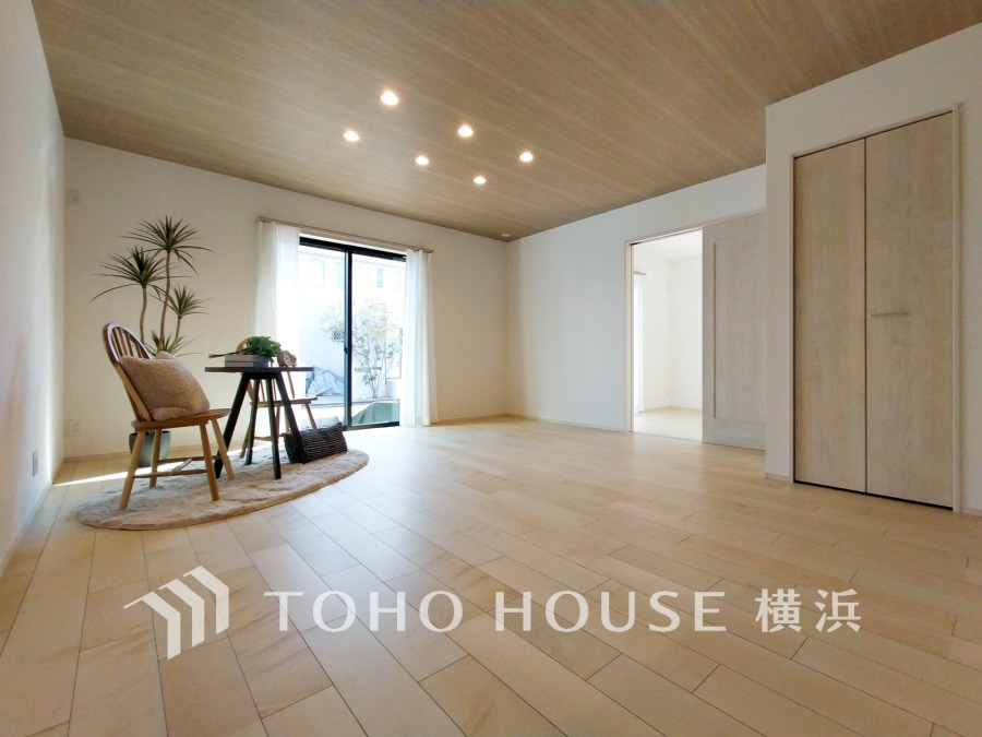 リビングに隣接した洋室の引き戸を開け放して空間を共有しながら開放的に使うこともできます。
