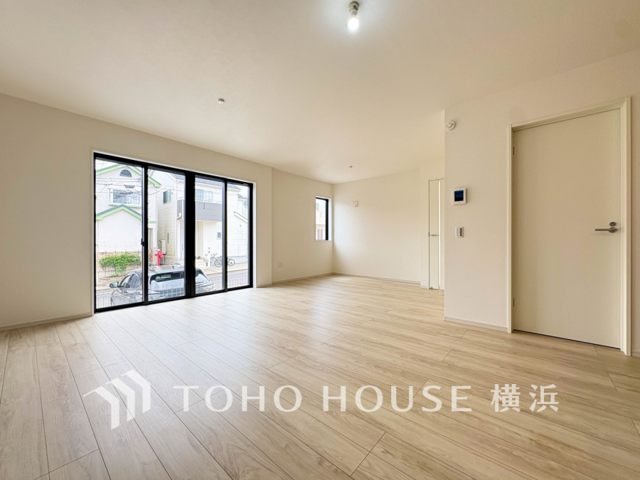 陽光が差し込む広々としたリビング。ナチュラルな木目調フローリングが温かみを演出します。