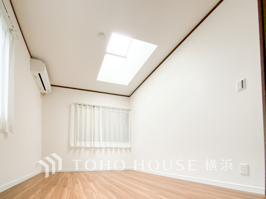 穏やかな風と陽光を導き、プライバシーに配慮された設計プランを採用し、居住性を一段と心地よいものにしています。明るく開放的な空間を演出しております。