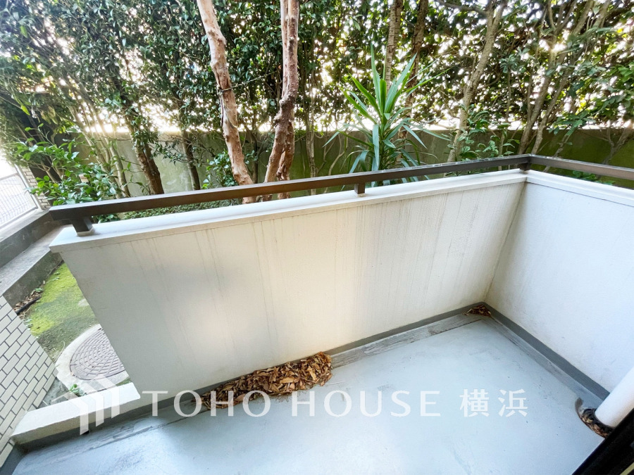 季節感を演出する多彩な樹木と豊かな彩りが重なり、四季折々の変化を楽しめる心地よい場所となることでしょう。時間の経過と共に味わいが出る素敵な空間へ。